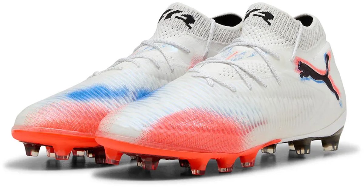 Puma Future 8 Ultimate Ag voetbalschoenen in wit met kleurrijke accenten, EU 40, ontworpen voor creativiteit en comfort.
