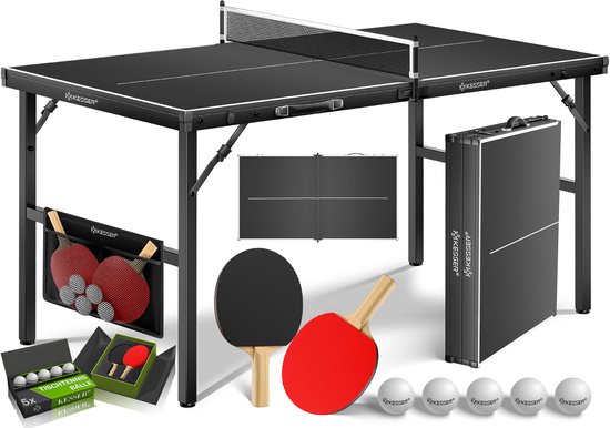 Zwarte, inklapbare tafeltennistafel met net, 4 batjes, 5 balletjes en opbergtas. Tekst: Kesser.