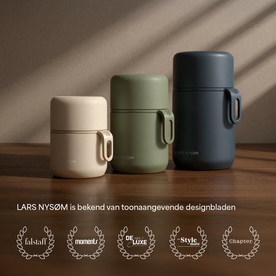 Drie LARS NYSØM vacuüm geïsoleerde voedselcontainers in crèmekleur, saliegroen en donkerblauw op een houten ondergrond.