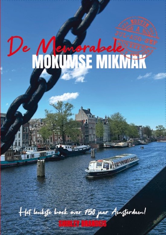 Kanaal in Amsterdam met rondvaartboot, grachtenpanden en kettingen op de voorgrond. Titel: 'De Memorabele Mokumse Mikmak'.