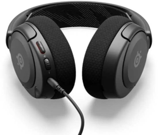 Zwarte SteelSeries Arctis Nova 1 headset met bedieningsknoppen op het oorschelp.
