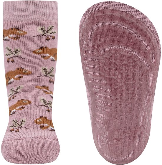 Roze antislip sokken met een patroon van bruine eekhoorns en takjes. Een sok is van voren, de andere van onder met antislip nopjes.