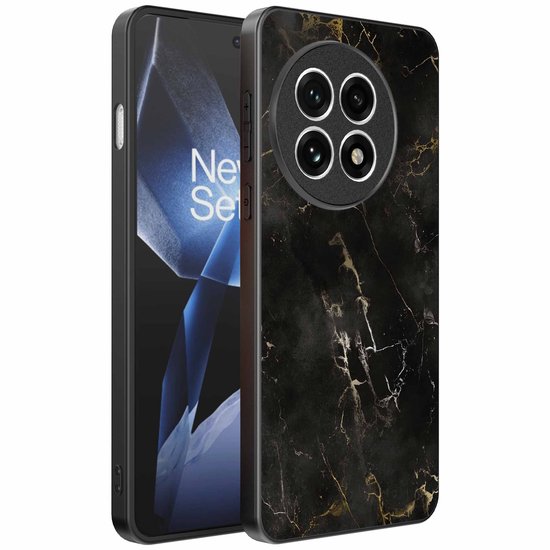 Coque de téléphone noire avec un imprimé marbre et des accents dorés. Quatre caméras visibles au dos.