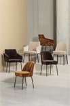 Zes eetkamerstoelen in verschillende tinten bruin en beige, met stoffen bekleding en zwarte metalen poten.