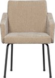 Beige eetkamerstoel met brede rugleuning, stoffen bekleding en zwarte metalen poten.