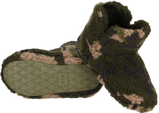Buitenkant van hoge camouflage pantoffels met legerprint. Groene zool met herhalende 'A' logo's en maat 31/32.