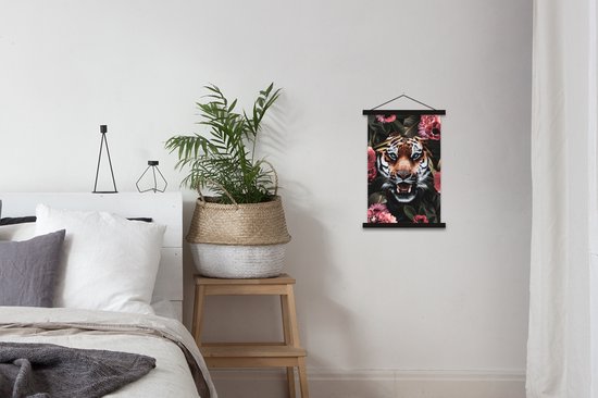 Tête de tigre entre les fleurs roses 40x60 cm