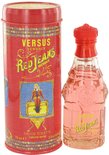 De rode blik met een transparante fles eau de toilette Red Jeans Woman van Versace. De fles is gevuld met roze vloeistof.