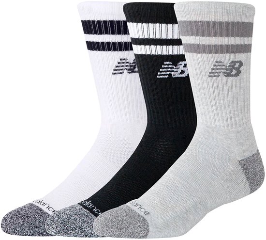 Trois paires de chaussettes New Balance: blanches à rayures noires, noires à rayures blanches, grises à rayures grises.