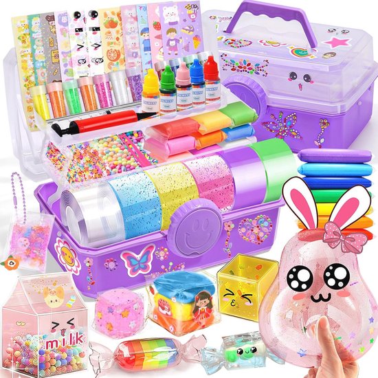 Paarse knutselkoffer gevuld met gekleurde tape, glitter, kralen, stickers en figuurtjes.