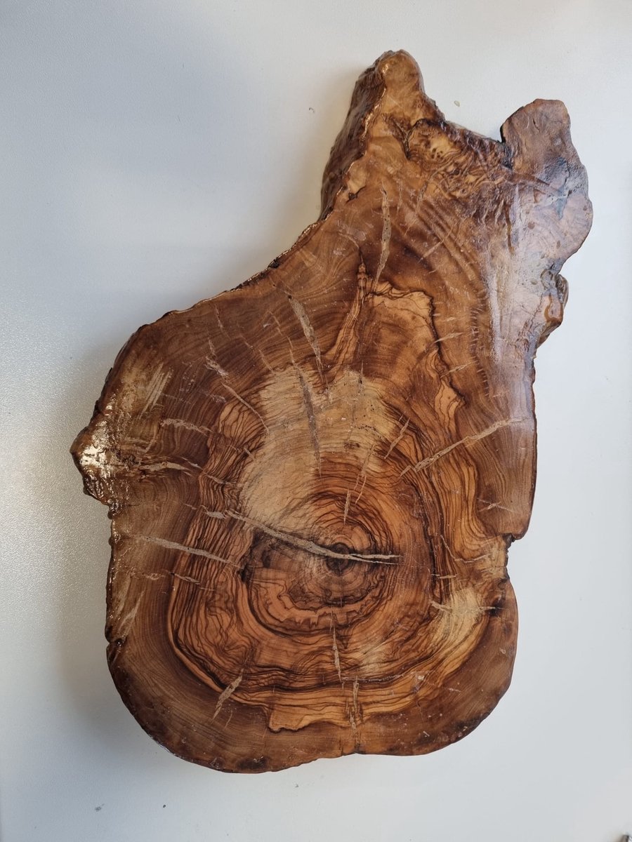Olijfhout plank ongeveer 35 cm en 3 cm dik
