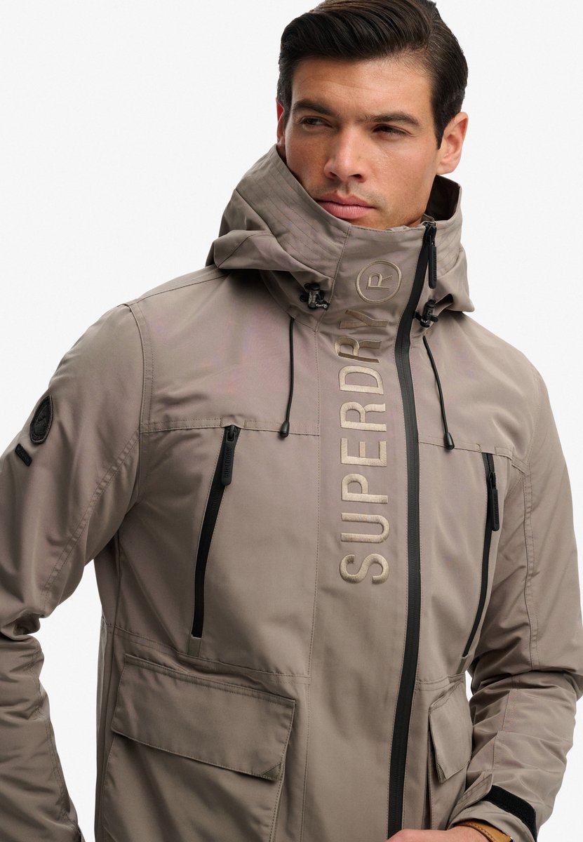 Superdry Ultimate Geborduurd Windbreaker Jack met Capuchon Heren Fort Taupe