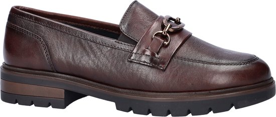 Bruine leren loafer met gouden gesp, dikke zool en spitse neus.