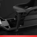 Zij-aanzicht van de zwarte racesimulator kuipstoel en het frame, met de beugel voor de handrem.