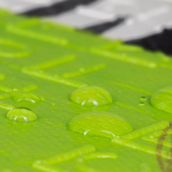 Close-up van een felgroen speelkleed met waterdruppels erop.