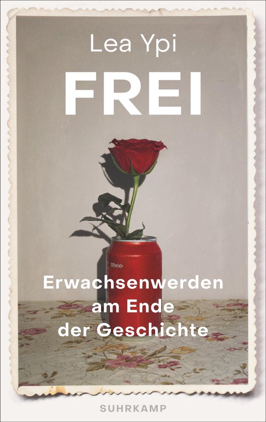 Boek 'Frei' van Lea Ypi. Rode roos in een rode blikje, met tekst 'Erwachsenwerden am Ende der Geschichte'.