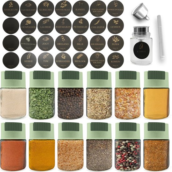 Set van 12 glazen kruidenpotjes, 28 etiketten en een trechter, met de potjes gevuld.
