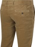 Close-up van de achterkant van een beige corduroy broek met één knoopsluiting zak.