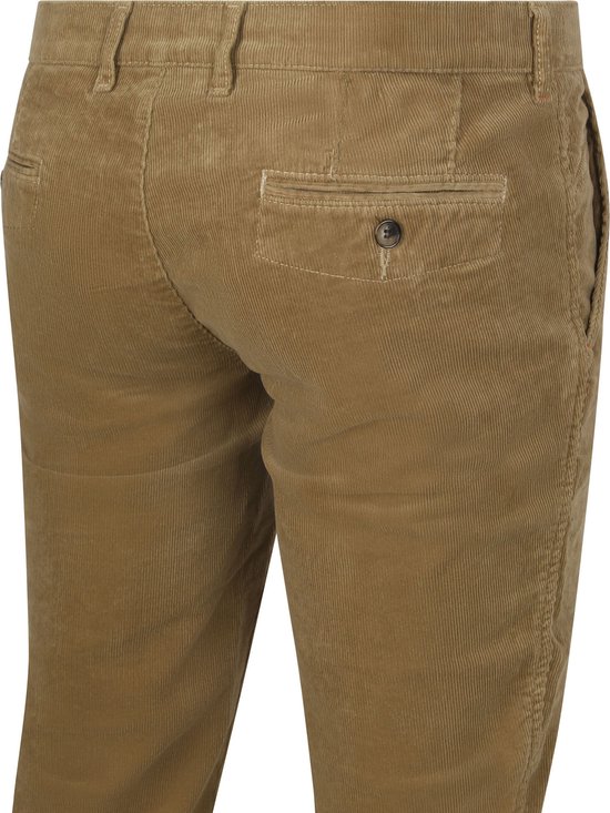 Close-up van de achterkant van een beige corduroy broek met één knoopsluiting zak.