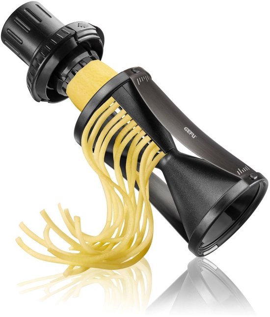 Zwarte GEFU Spirelli 2.0 spiraalsnijder maakt dunne spiraaltjes van gele groenten.