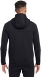 Man draagt zwarte Nike Tech Fleece hoodie van achteren gezien.