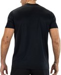Man in zwart gestreept sportshirt, rug aanzicht. Zwarte shorts.