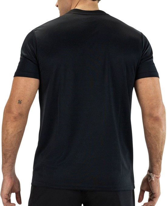 Man in zwart gestreept sportshirt, rug aanzicht. Zwarte shorts.