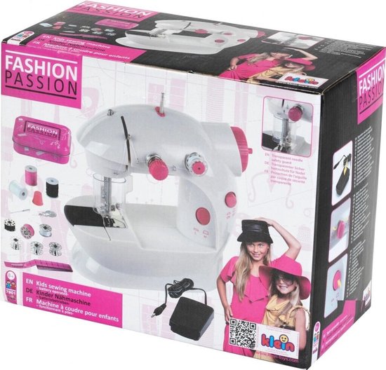 Verpakking van de witte en roze 'Fashion Passion' kindernaaimachine met afbeeldingen van kinderen en naaisets.