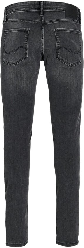 Achterkant van een grijze skinny jeans met geborduurde details op de zakken.