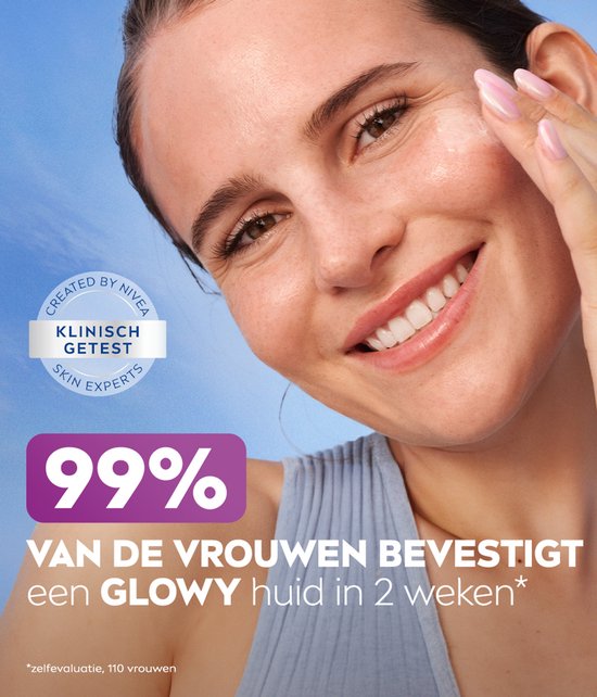 Een vrouw lacht terwijl ze het NIVEA Luminous Skin Glow serum op haar gezicht aanbrengt. "99% VAN DE VROUWEN BEVESTIGT een GLOWY huid".