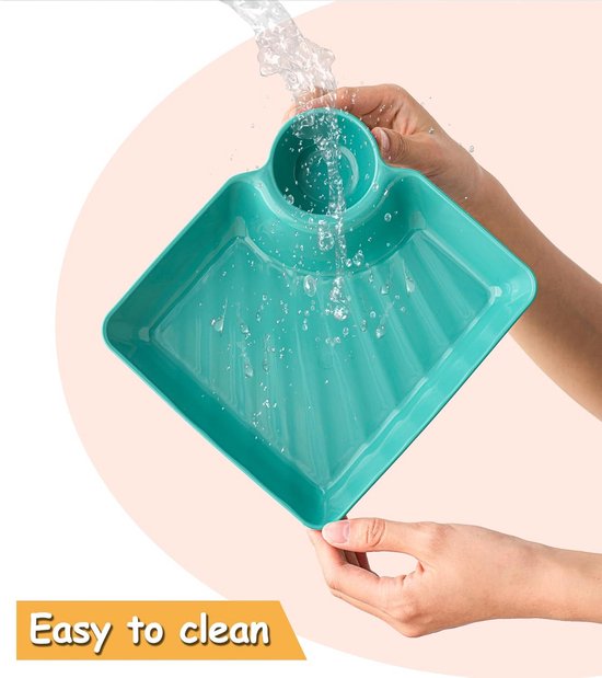Handen die een groene vierkante serveerschaal schoonmaken onder stromend water met de tekst 'Easy to clean'.