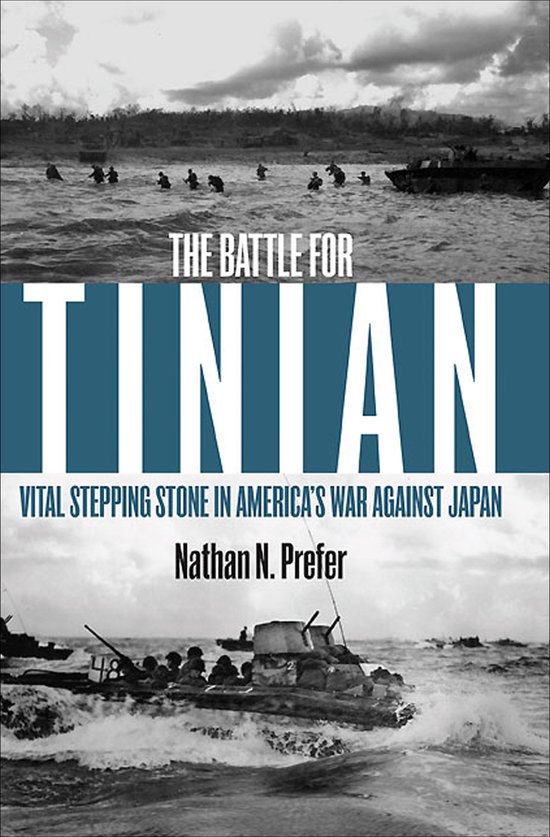 Boekomslag: 'The Battle for Tinian' met zwart-witfoto's van Amerikaanse troepen en amfibievoertuigen in zee.