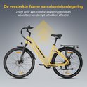Beige elektrische fiets met lage instap, bagagedrager en versterkt aluminium frame.