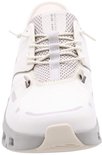 Vooraanzicht van een witte sneaker. Grijs vetersysteem en mesh, met een lichtgrijze rubberen neus.