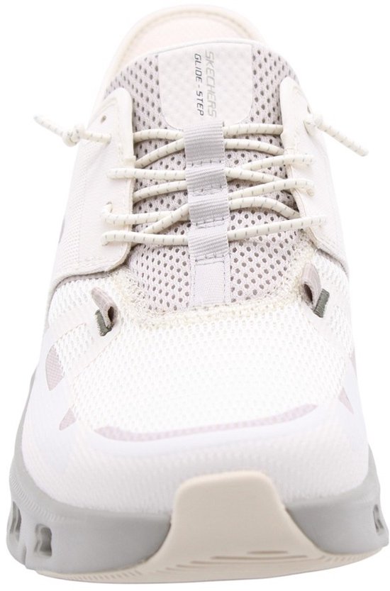 Vooraanzicht van een witte sneaker. Grijs vetersysteem en mesh, met een lichtgrijze rubberen neus.