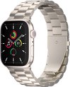 Zilverkleurig metalen Apple Watch bandje met smartwatch.