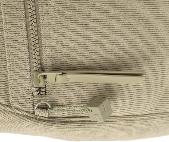 Detail van de beige ribfluwelen rugzak: rits, ritstrekker en een kubusvormig hangertje.