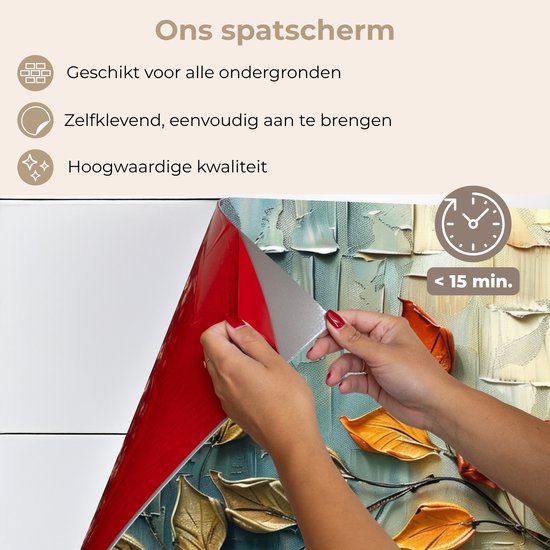 Vrouw plakt een zelfklevend spatscherm met abstracte boom en bladeren. De beschermfolie wordt verwijderd. Installatie duurt minder dan 15 minuten.