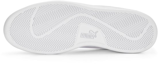 Onderkant van een witte Puma Smash sneaker met Puma-logo.