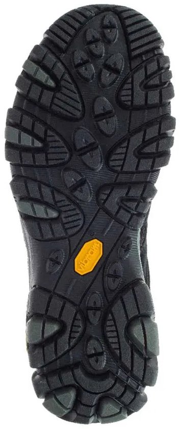 Zwarte buitenzool van een Merrell wandelschoen met grof profiel.