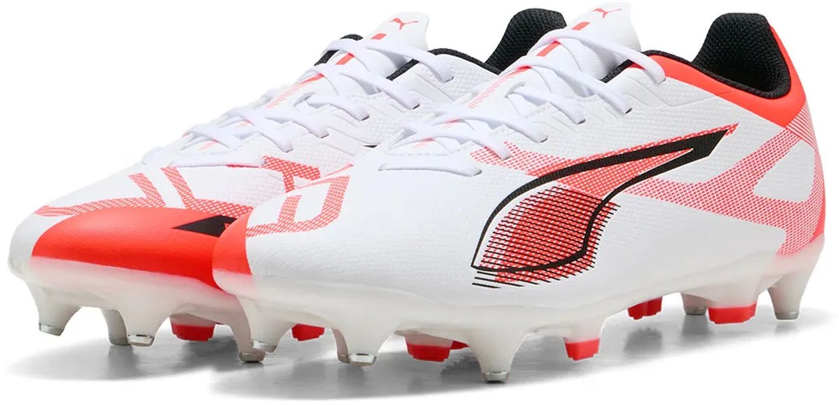 Puma Ultra 5 Play voetbalschoenen in wit en oranje, met lichtgewicht bovenwerk en metalen noppen voor grip. EU 42 1/2.