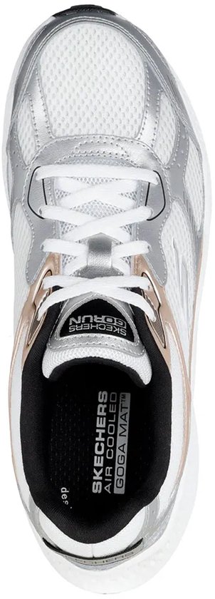 Witte Skechers Go Run dames sneaker met zilveren en koperkleurige accenten, van bovenaf gezien.