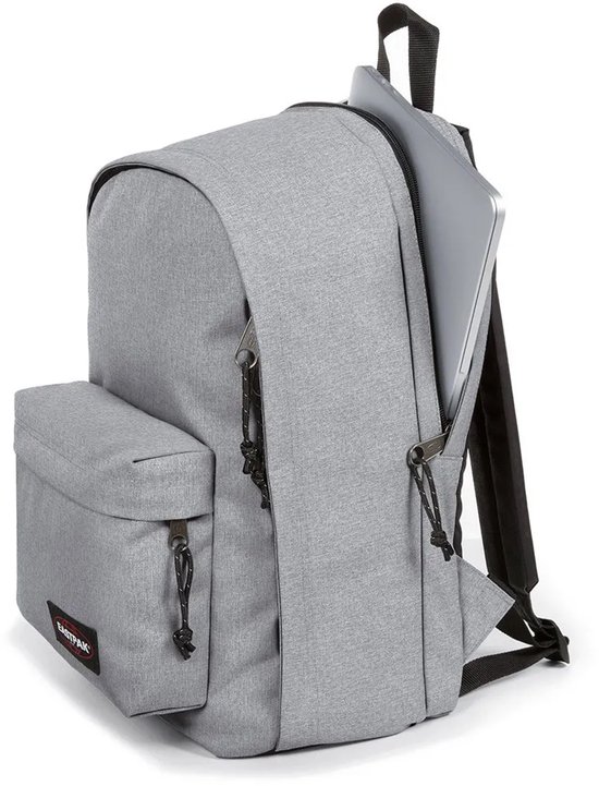 Grijze Eastpak rugzak met laptopvak, zichtbaar is een laptop.
