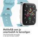Lichtblauwe siliconen Apple Watch band bevestigd aan een Apple Watch.