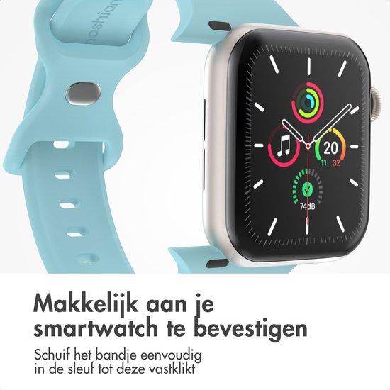Lichtblauwe siliconen Apple Watch band bevestigd aan een Apple Watch.