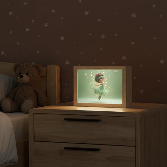 Nachtlampje 20x15 cm - Kinder lampje - Fee - Groen - Sprookje - Sterren - Tafellamp kinderkamer - Slaapkamer lamp - Bedlamp kinderen - Kinderlampje stopcontact - Wandlamp babykamer - Nachtlampjes van Toiijoy — afbeelding 2