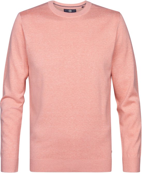 Avant d'un pull rose pâle, tricot fin, à manches longues et col rond.