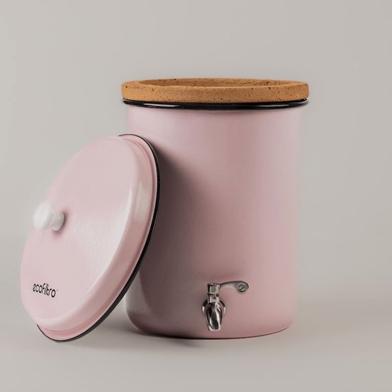 Ecofiltro 5L Baby Pink op houten standaard in keukenomgeving