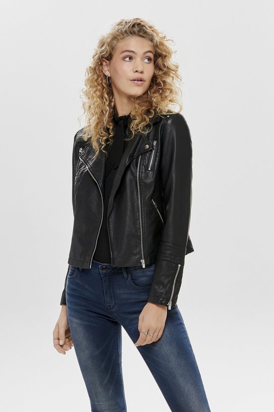 Zwarte synthetische leren jas met ritsen en studs.