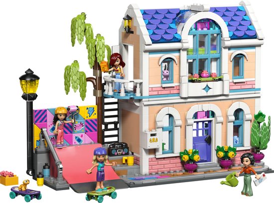 LEGO Friends Liann's Familiehuis met roze huis, blauwe ramen, skateboardbaan en vier poppetjes.